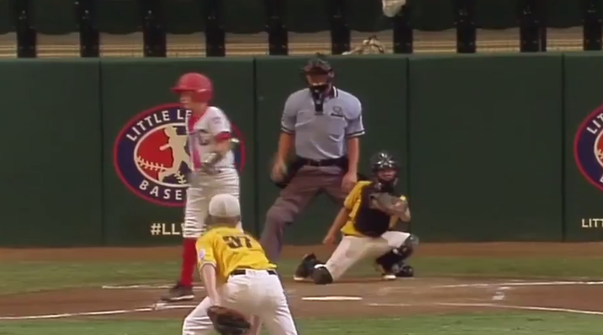 Little League ump completely botches foul ball call that leads to winning  run, crushes LLWS hopes for Oregon team, This is the Loop