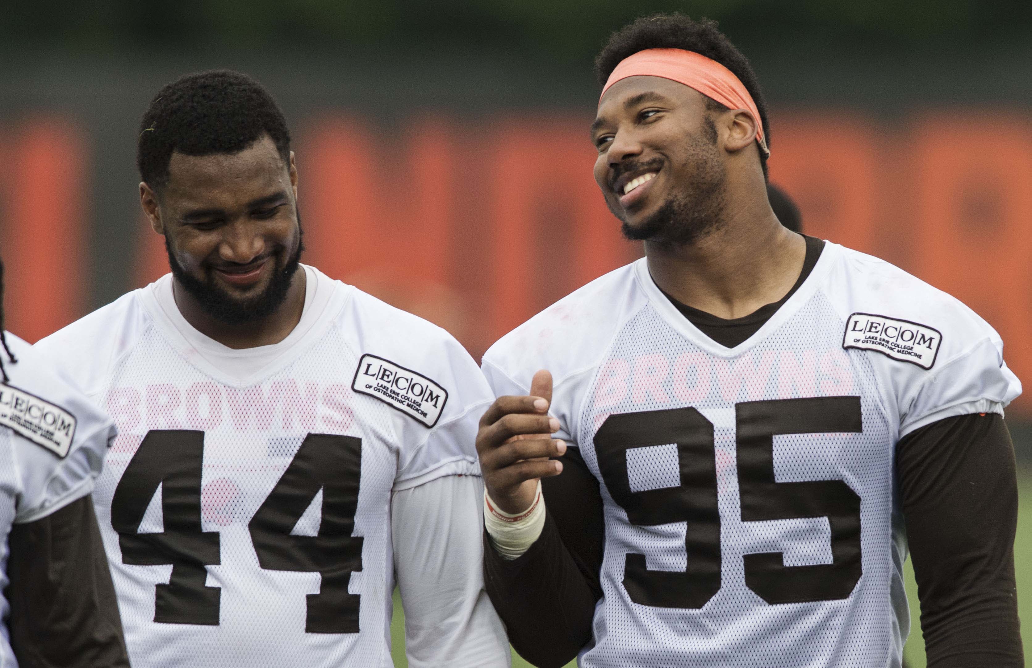 Baker Mayfield gives Jarvis Landry Bless 'Em t-shirt after