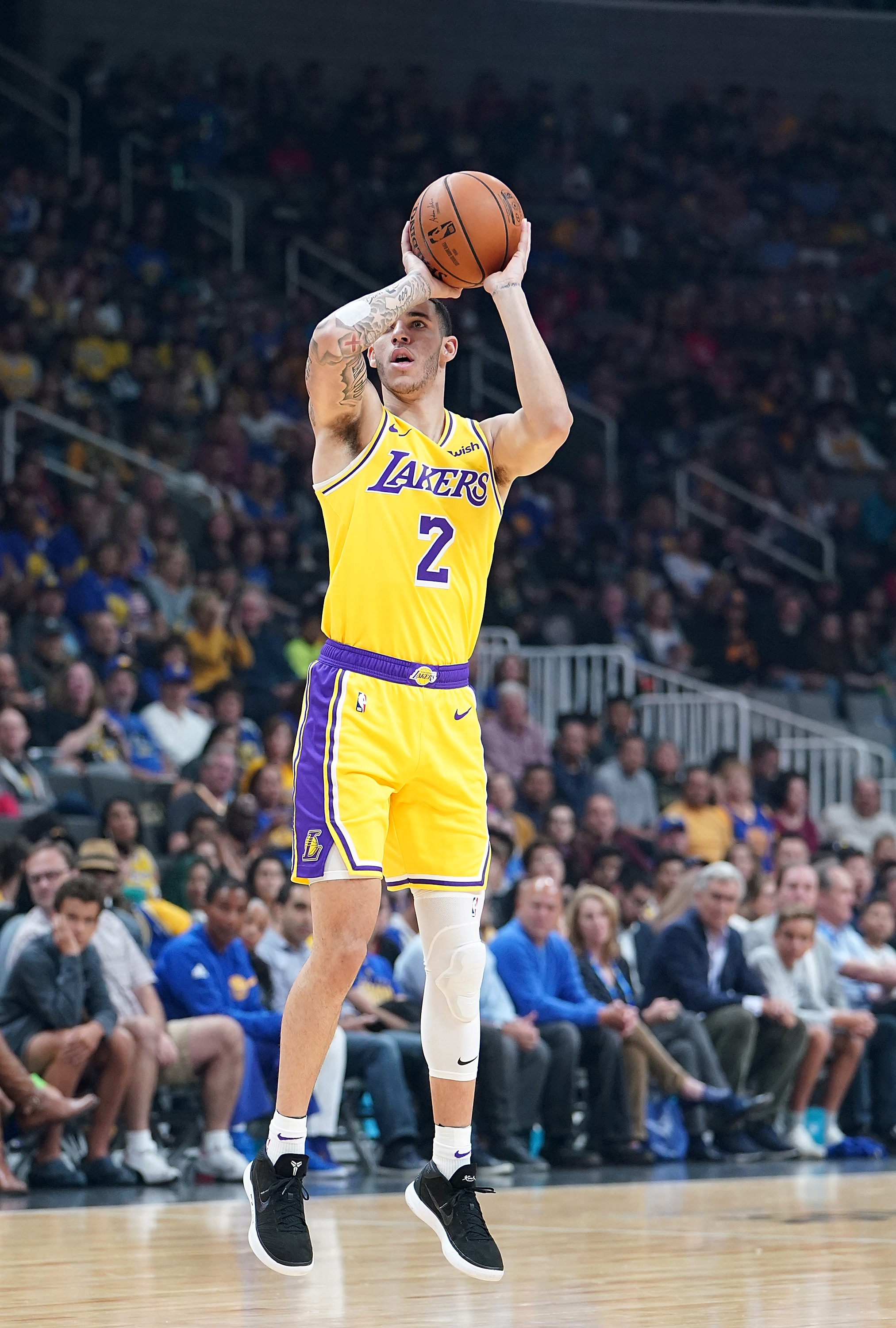 equilibrado Competir Porque Lonzo Ball continued to wear Nike as designer teased his new BBB shoes