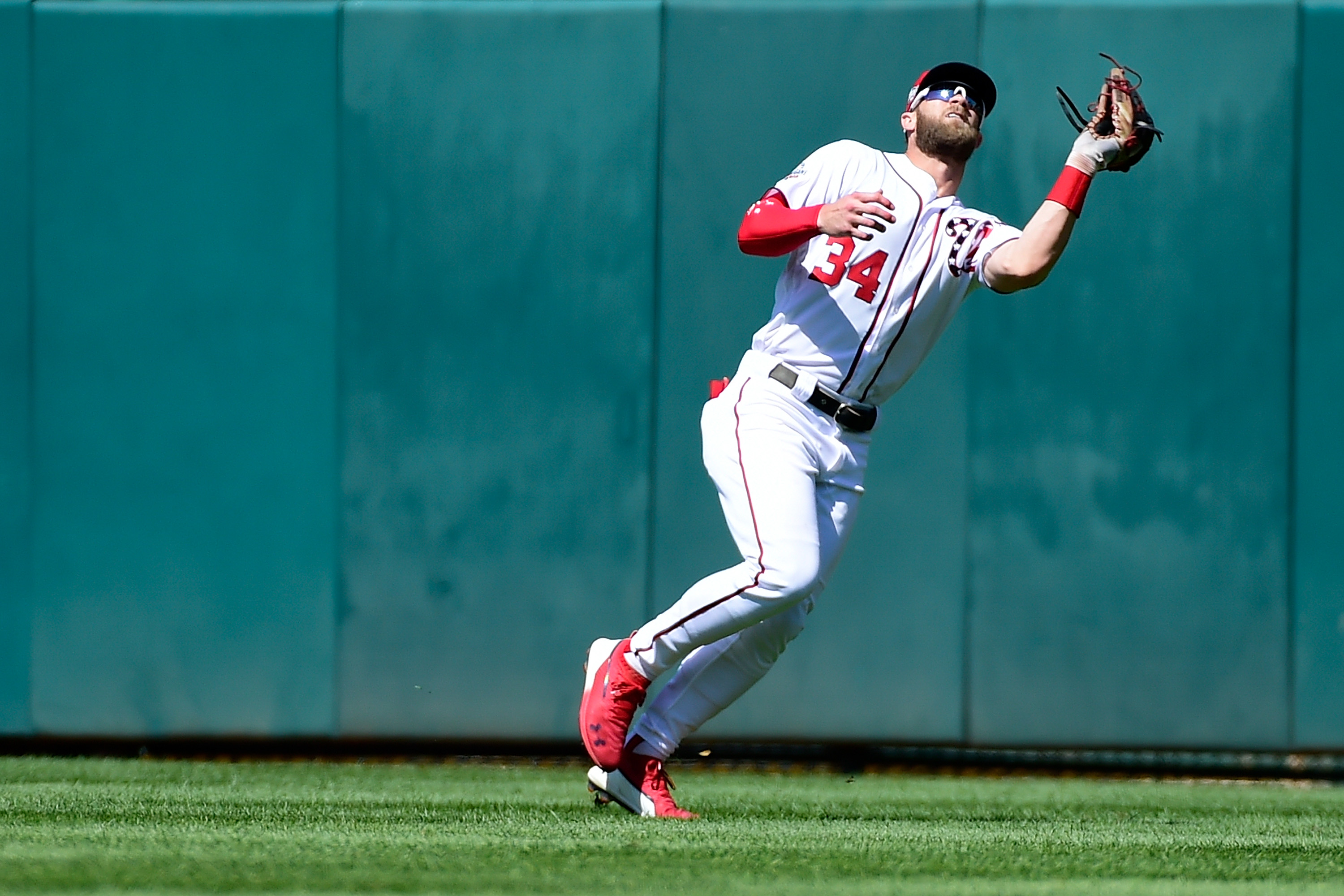 Bryce Harper's awful 2018 defensive stats don't mean he's a bad defender
