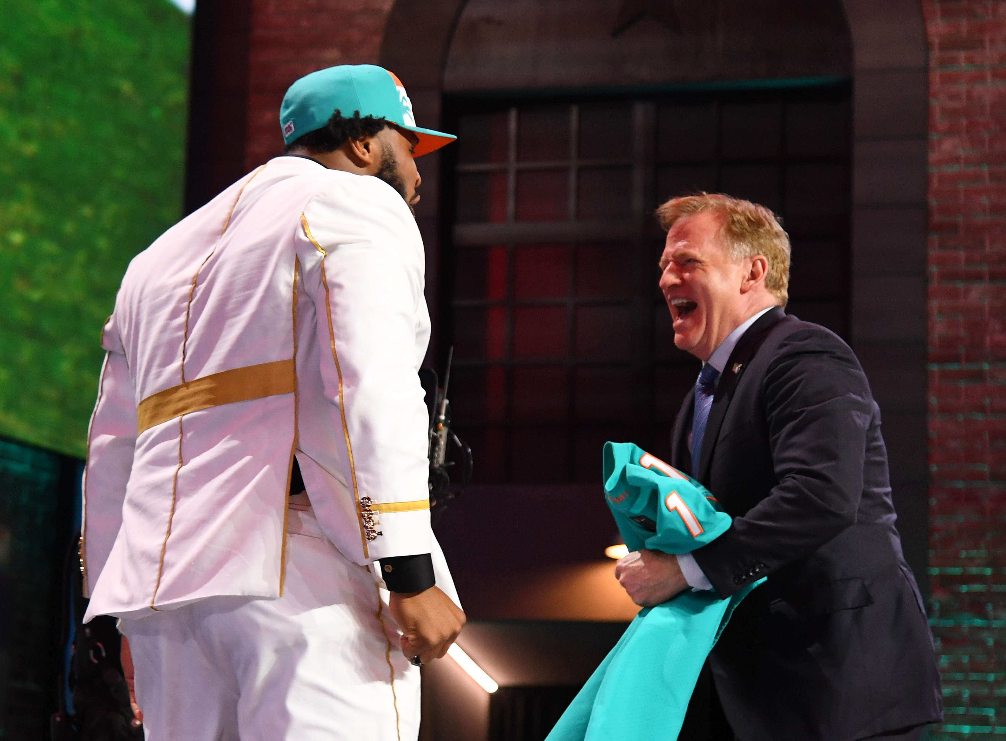 Photo: Christian Wilkins from Clemson receives a jersey from NFL  Commissioner Roger Goodell - JPS20190425044 