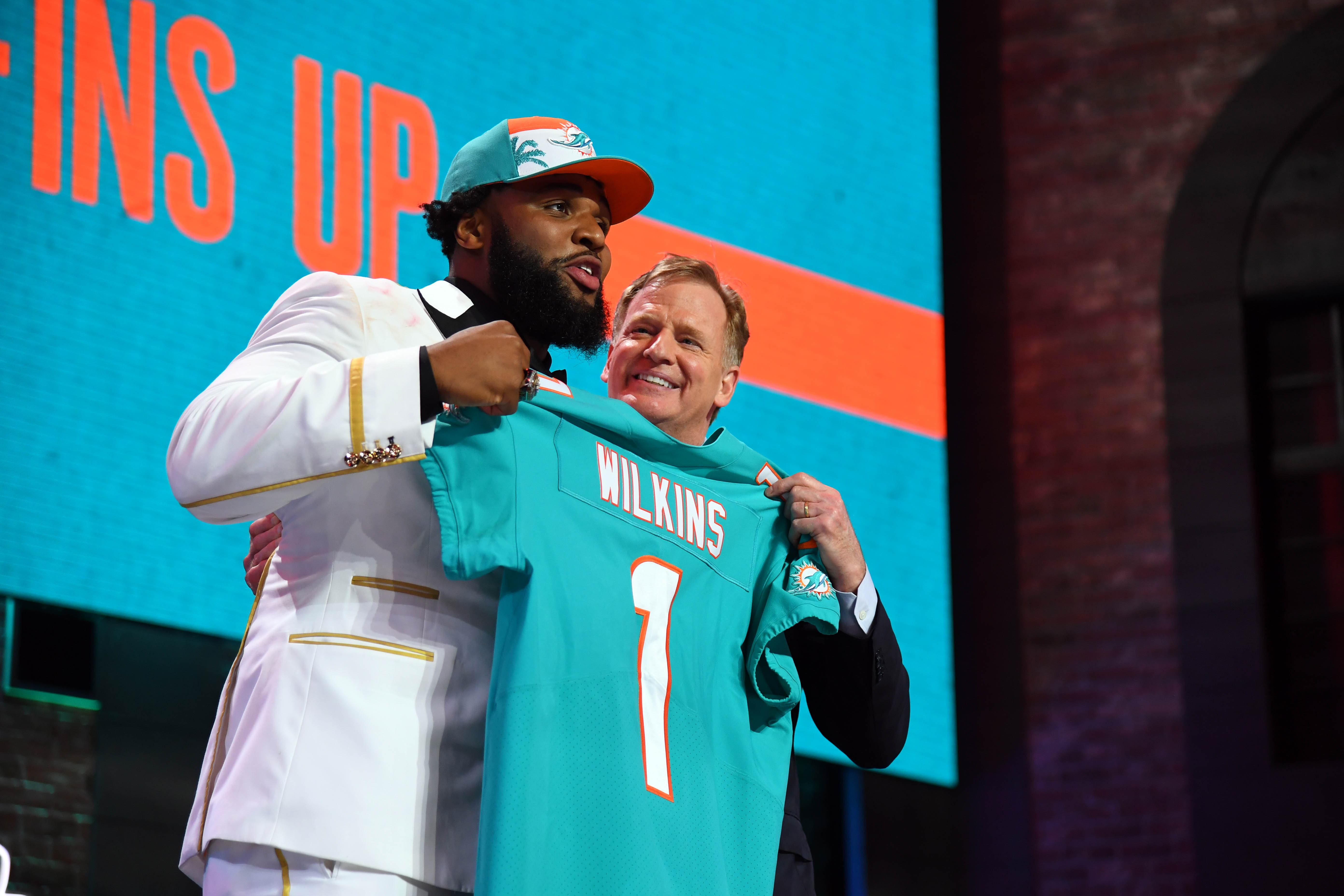 Photo: Christian Wilkins from Clemson receives a jersey from NFL  Commissioner Roger Goodell - JPS20190425044 