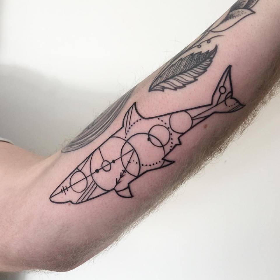 Hammerhead shark / abstract; geometric tattoo – Tattoo Studio München |  CHAOS CREW | Tätowierer München