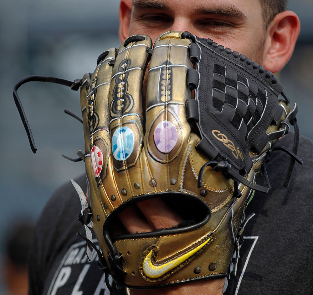 Pirates pitcher shows off Infinity Gauntlet glove for Players' Weekend