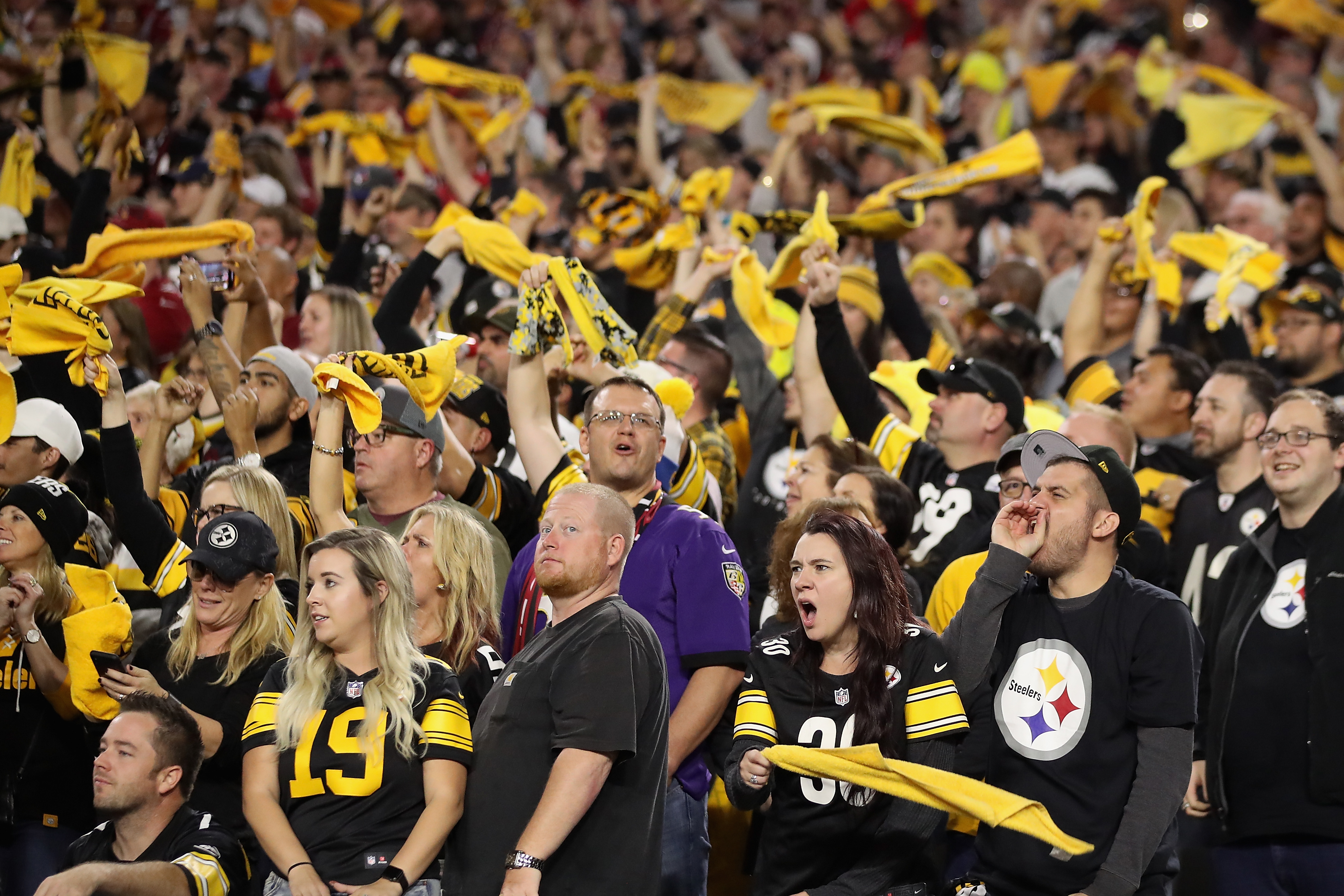 Steelers fans invade Cardinals home game at State Farm Stadium