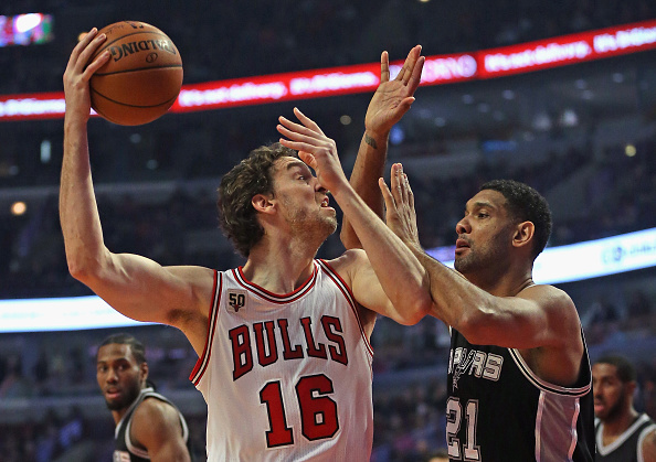 CHICAGO, IL - NOVEMBER 30: Pau Gasol #16 of the Chicago Bulls shoots agaist Tim Duncan #21 of the San Antonio Spurs at the United Center on November 30, 2015 in Chicago, Illinois. Note to User: User expressly acknowledges and agrees that, by downloading and or using the photograph, User is consenting to the terms and conditions of the Getty Images License Agreement. (Photo by Jonathan Daniel/Getty Images)