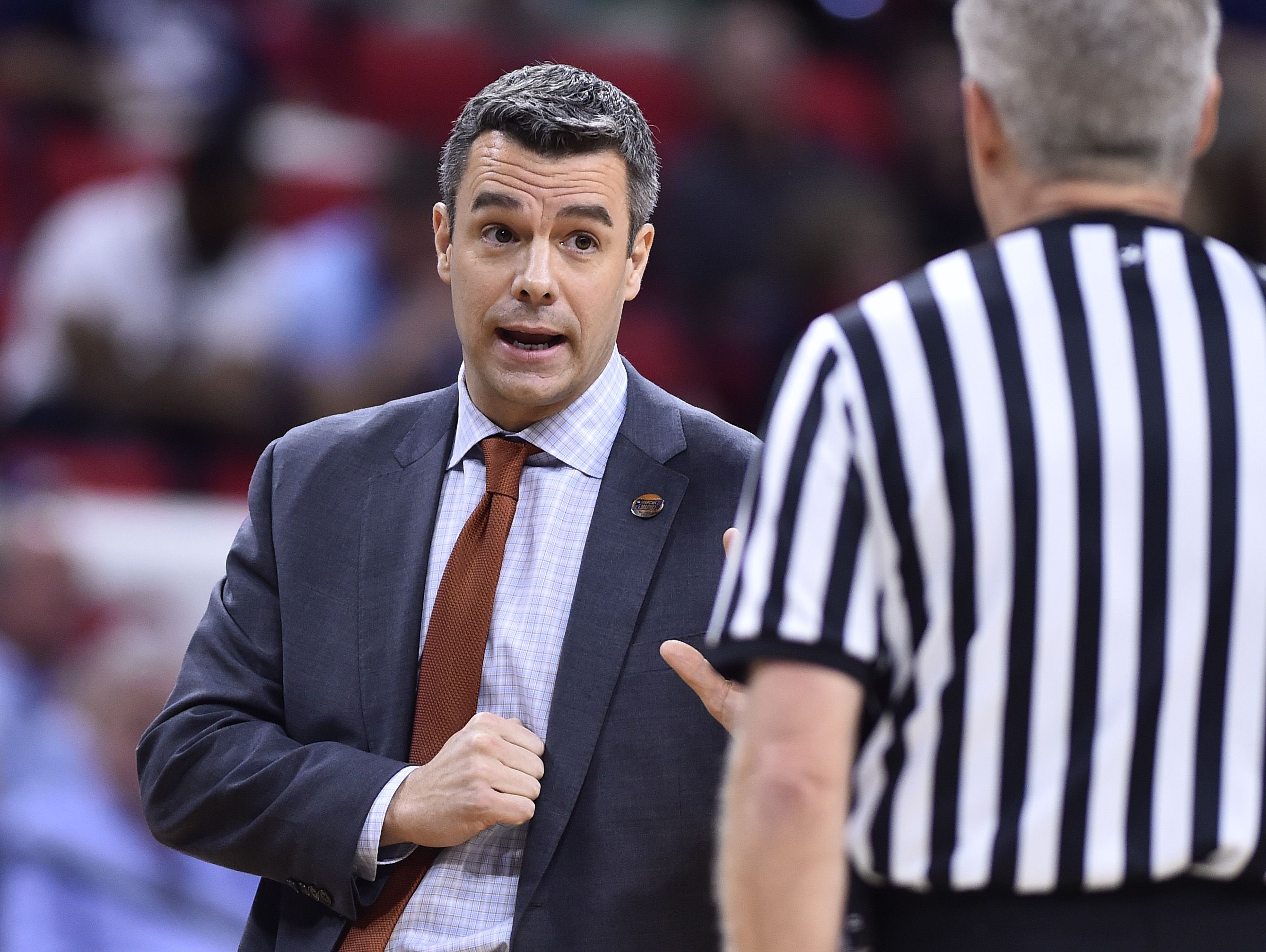 Virginia coach Tony Bennett faints from dehydration | USA TODAY Sports