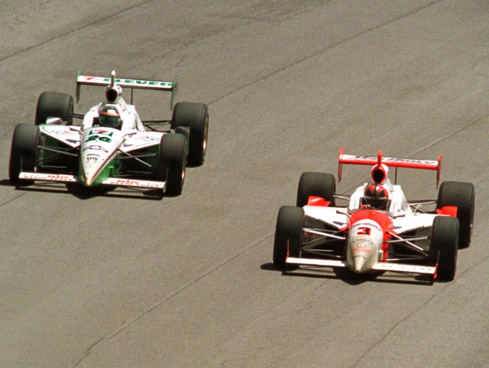 Den omstridte overhaling...(fra venstre mod højre) Paul Tracy, i bil nummer 26, passerer (på ydersiden) nummer 3, Helio Castroneves...I slutningen af løbet.
