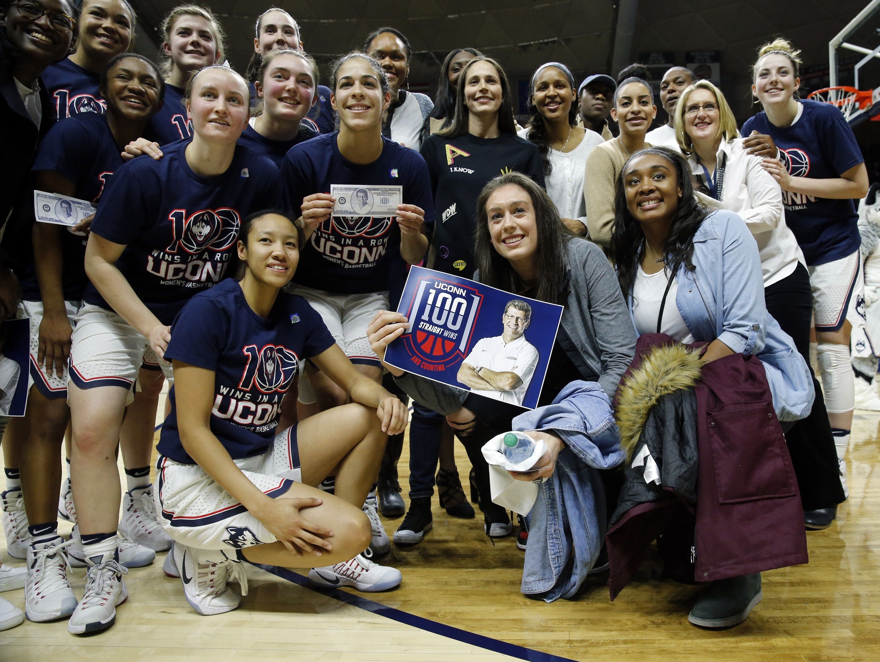 No 1 UConn Tops South Carolina To Extend Record To 100 Wins In A Row