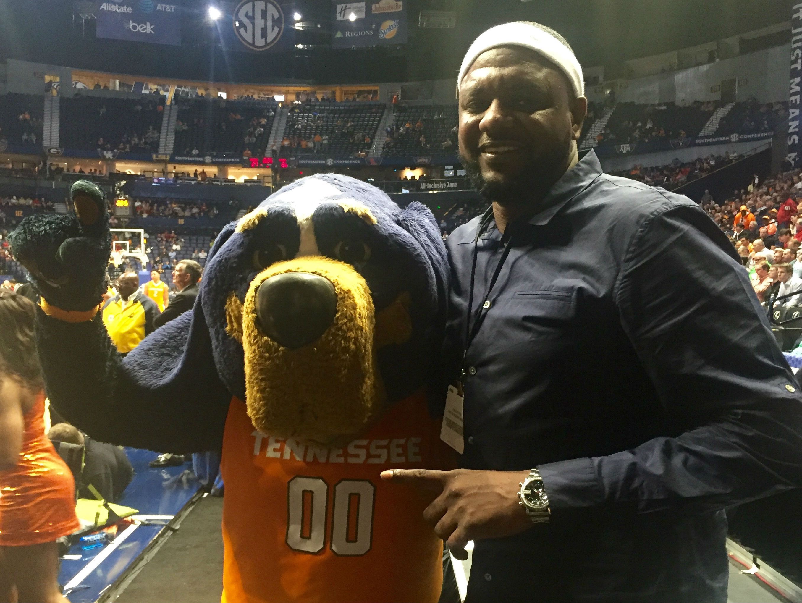 ExVols great Ron Slay accepts SEC award in familiar headband USA