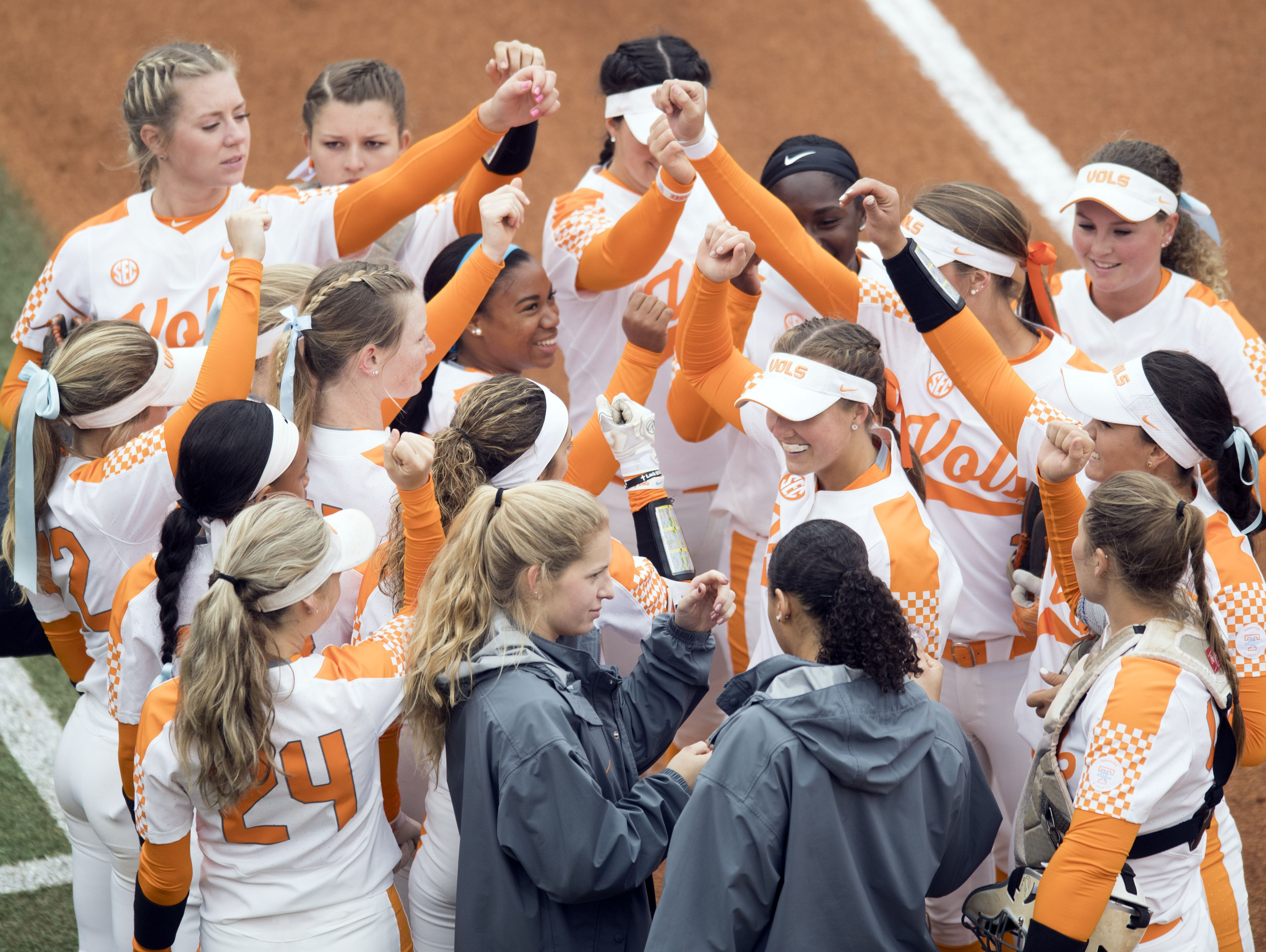 After rain, lightning delays, UT Lady Vols start NCAA regional with 90