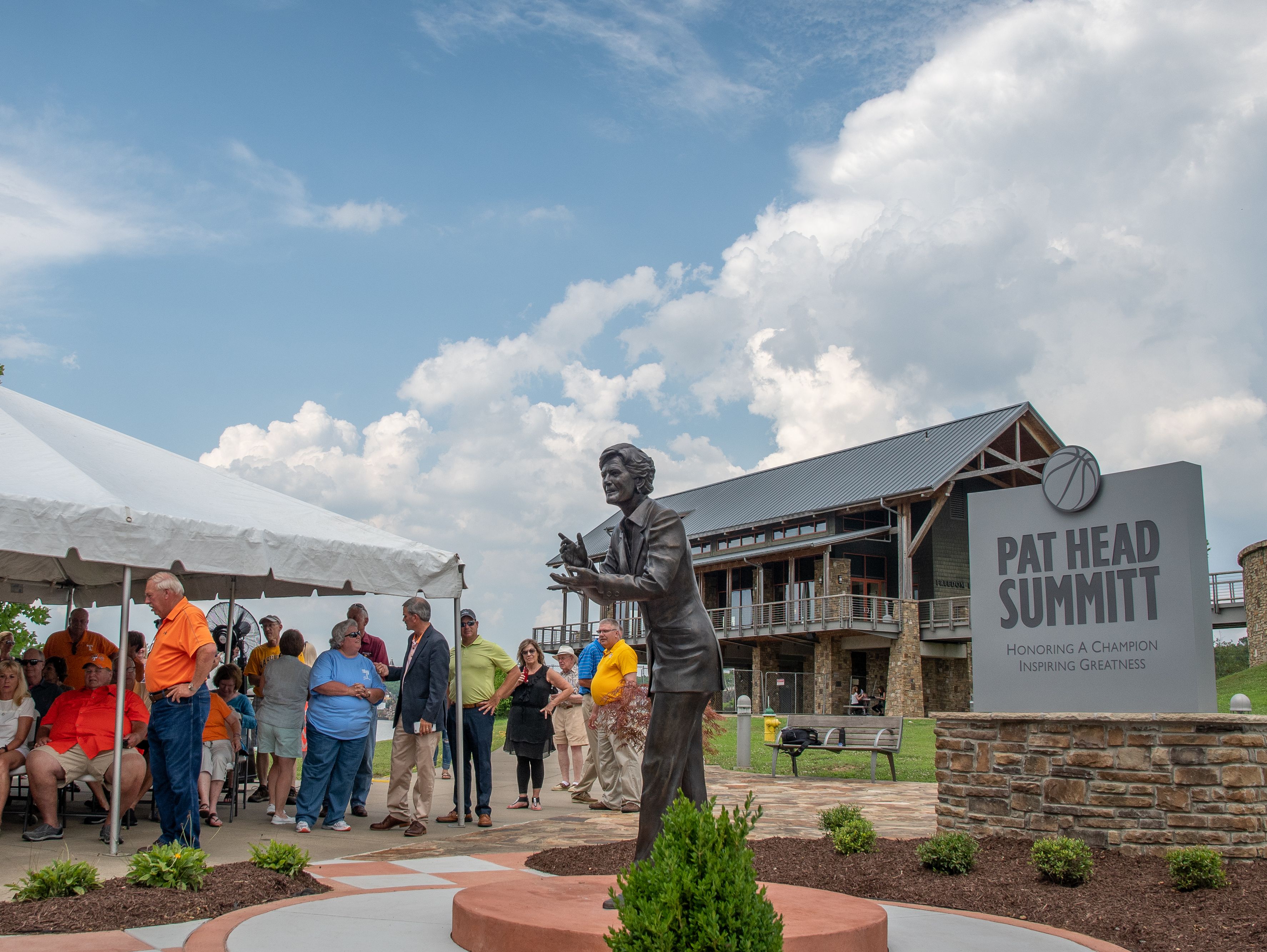 Pat Head Summitt Statue Legacy Park Unveiled In Clarksville Usa