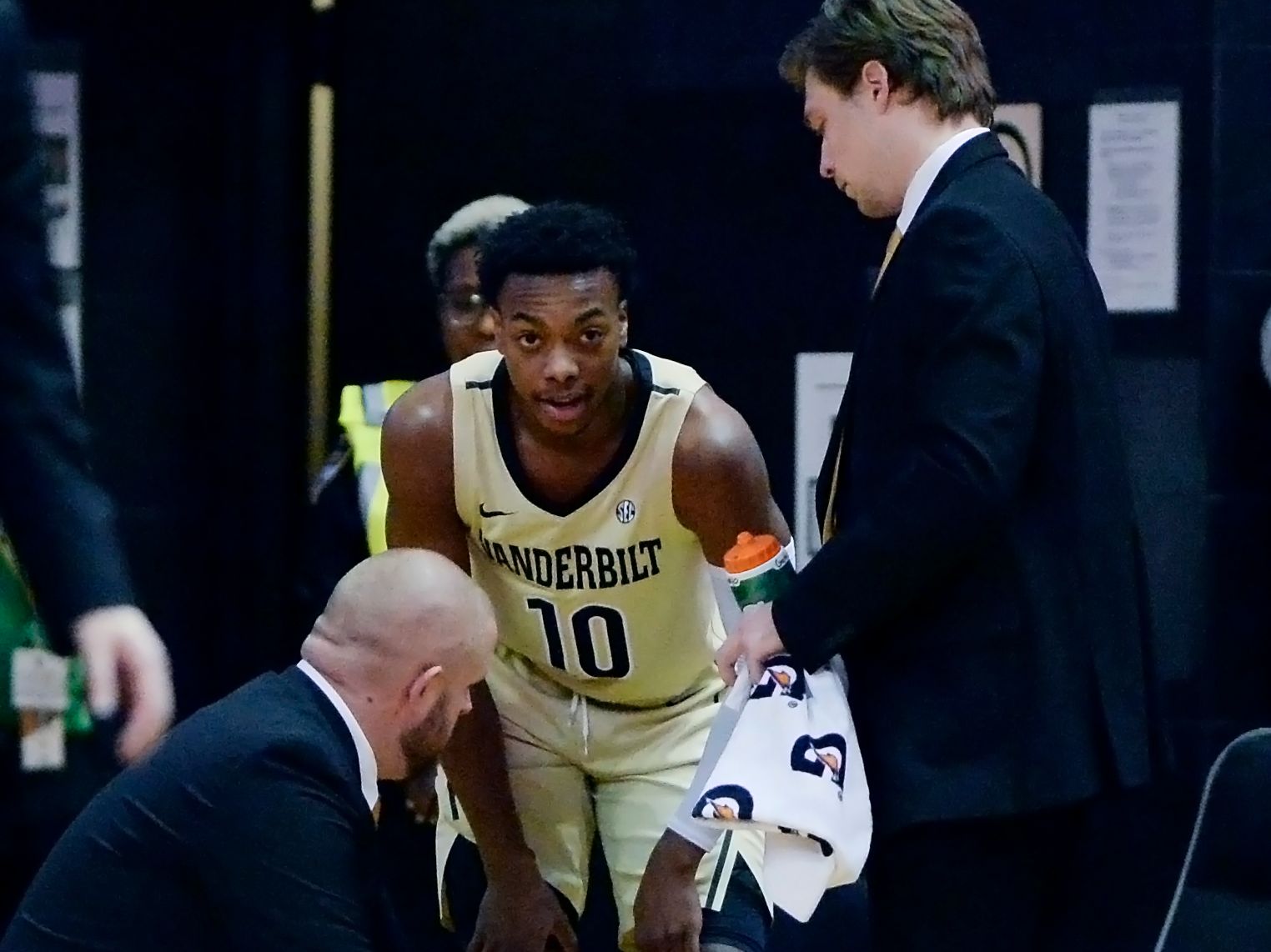 Vanderbilt Basketball Darius Garland Injures Knee In Loss To Kent