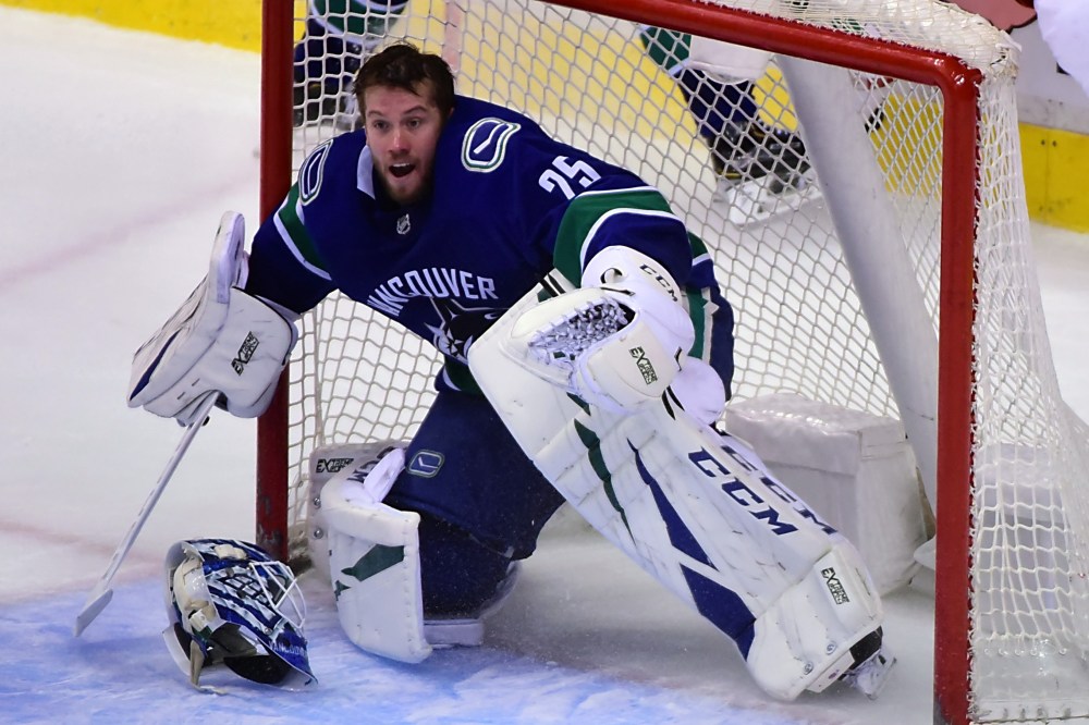 Look: Canucks' Goalie Jacob Markstrom Plays On Without Mask