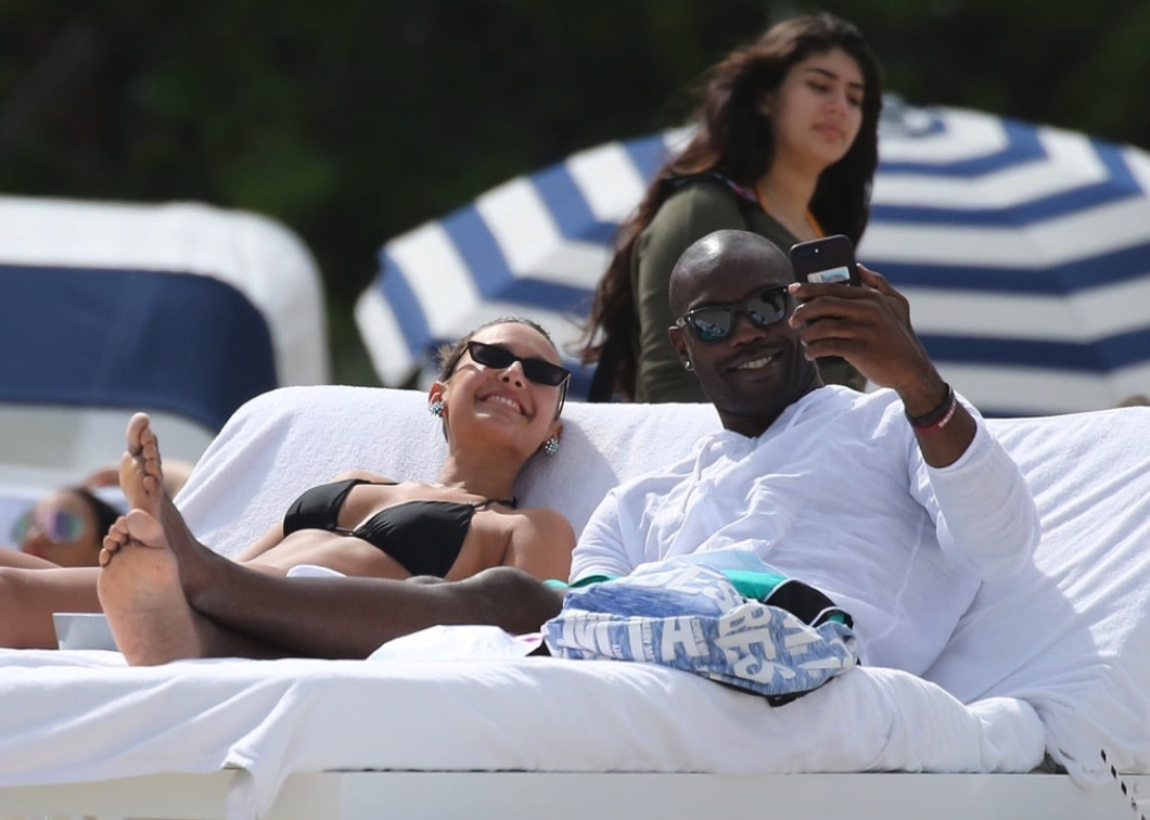 Look Terrell Owens shows off new hot girlfriend at beach in Miami