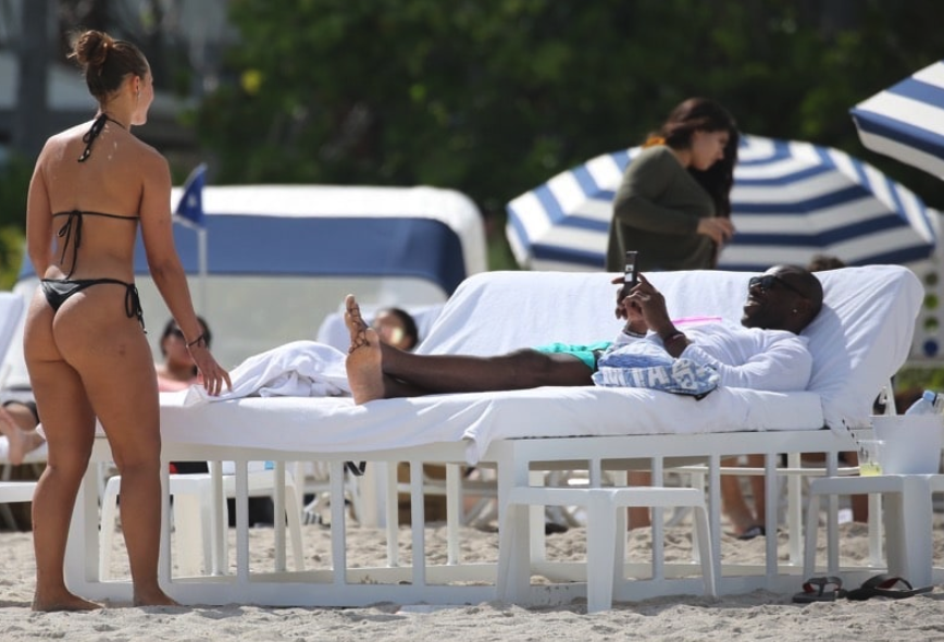 Look Terrell Owens shows off new hot girlfriend at beach in Miami