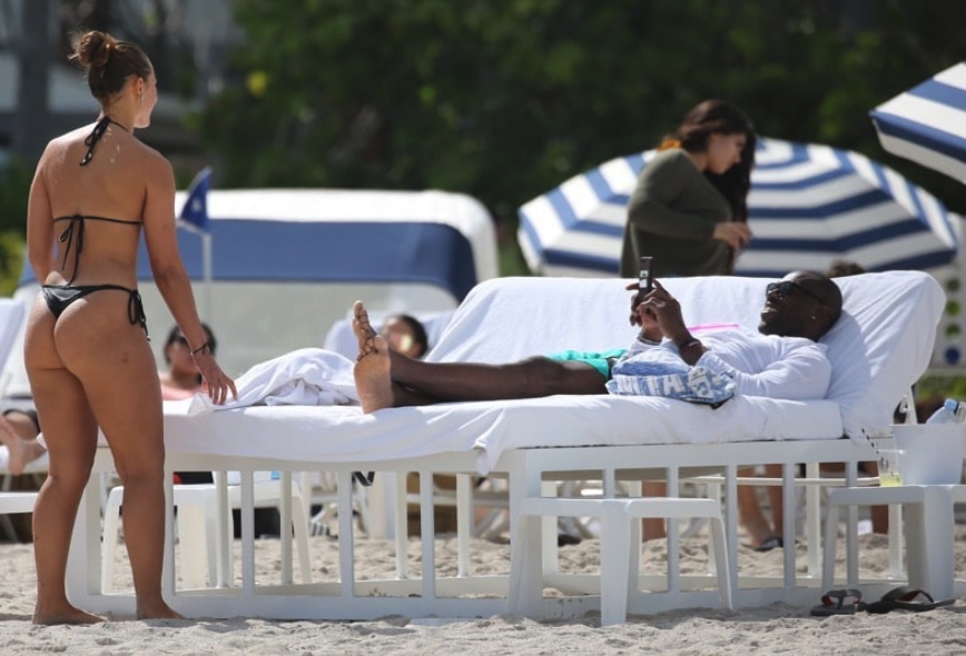 Look: Terrell Owens shows off new hot girlfriend at beach in Miami