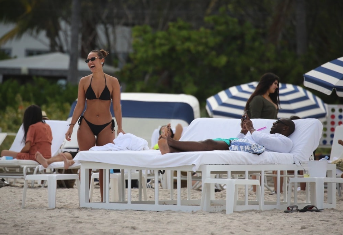 Look: Terrell Owens shows off new hot girlfriend at beach in Miami