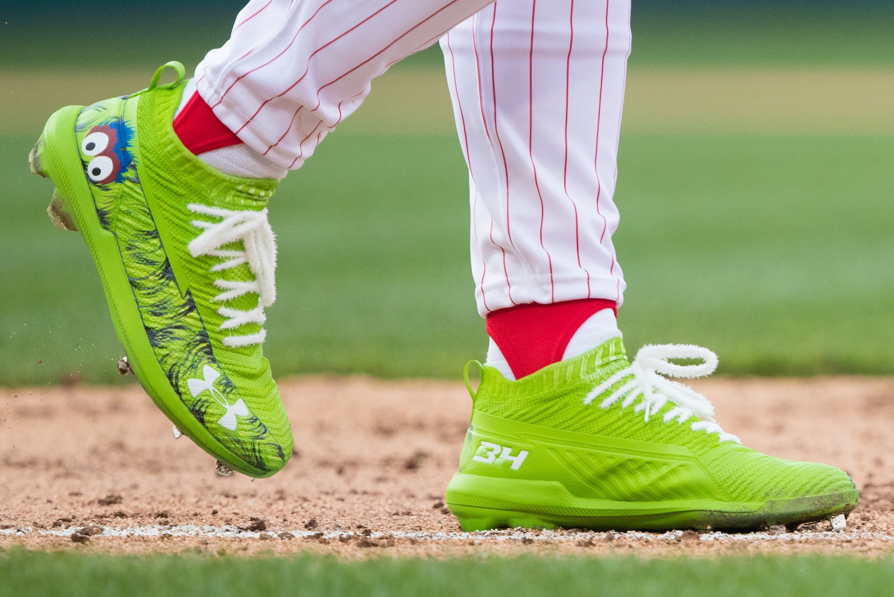Phillie Phanatic returns love to Bryce Harper with Harper shoes