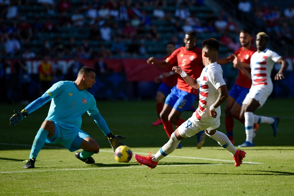 What Are the Benefits of Knowing the Live Score of A Football Game? | The Sports Daily