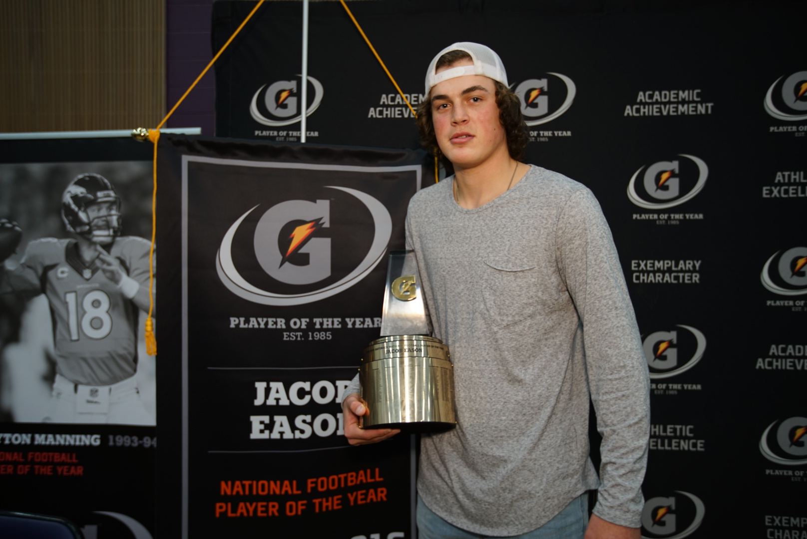 Jacob Eason wins Gatorade National Football Player of the Year, recommits  to Georgia