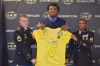 Raekwon Davis receives his Army jersey from (left) Sergeant First Class Thomas Alderson and Staff Sergeant Michael Graham. (Photo: U.S. Army All-American Bowl) 