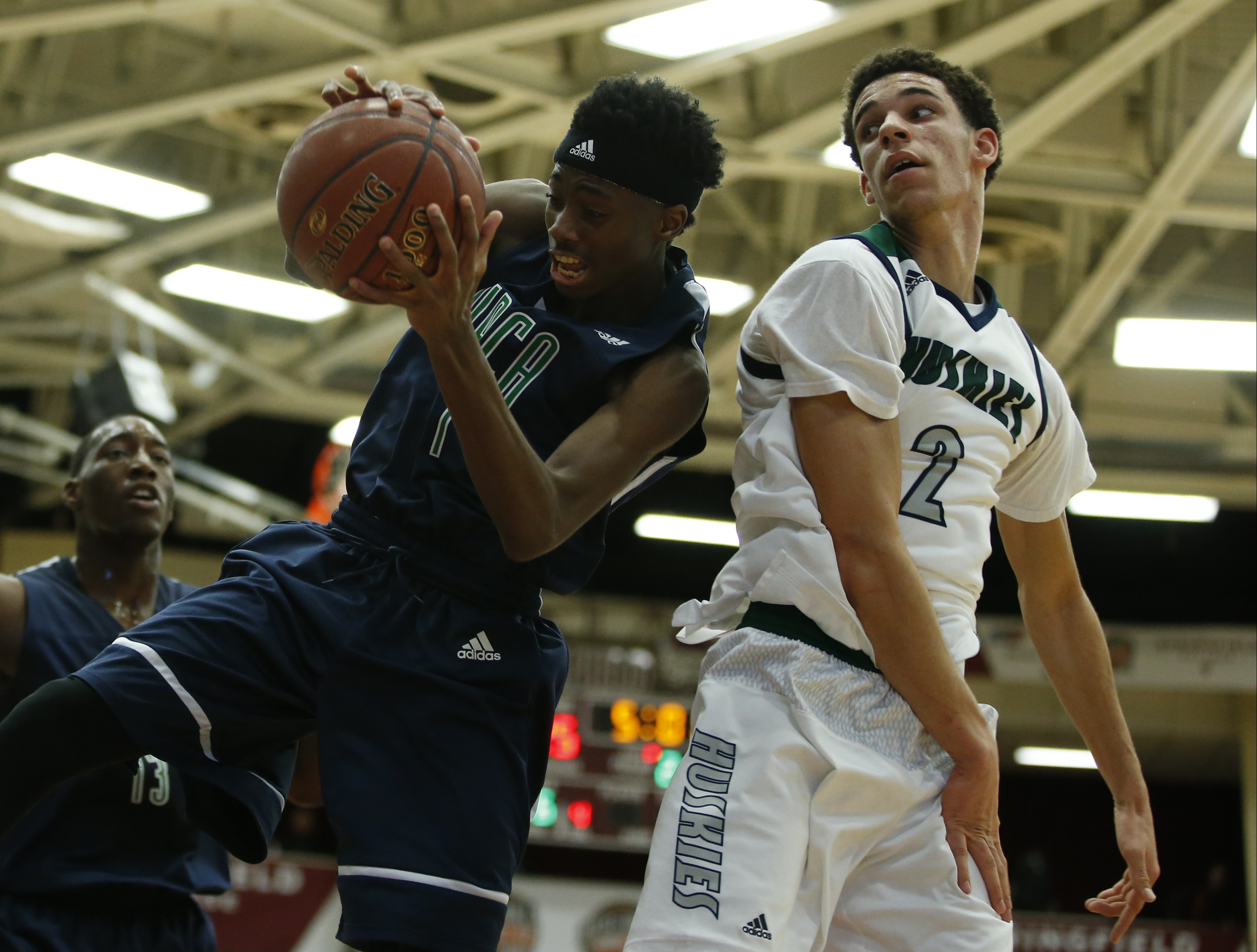 High Point Christian's Michael Hueitt, Jr. (11) and Chino Hills' Lonzo Ball go after a rebound (Photo: David Butler II, USA TODAY Sports)