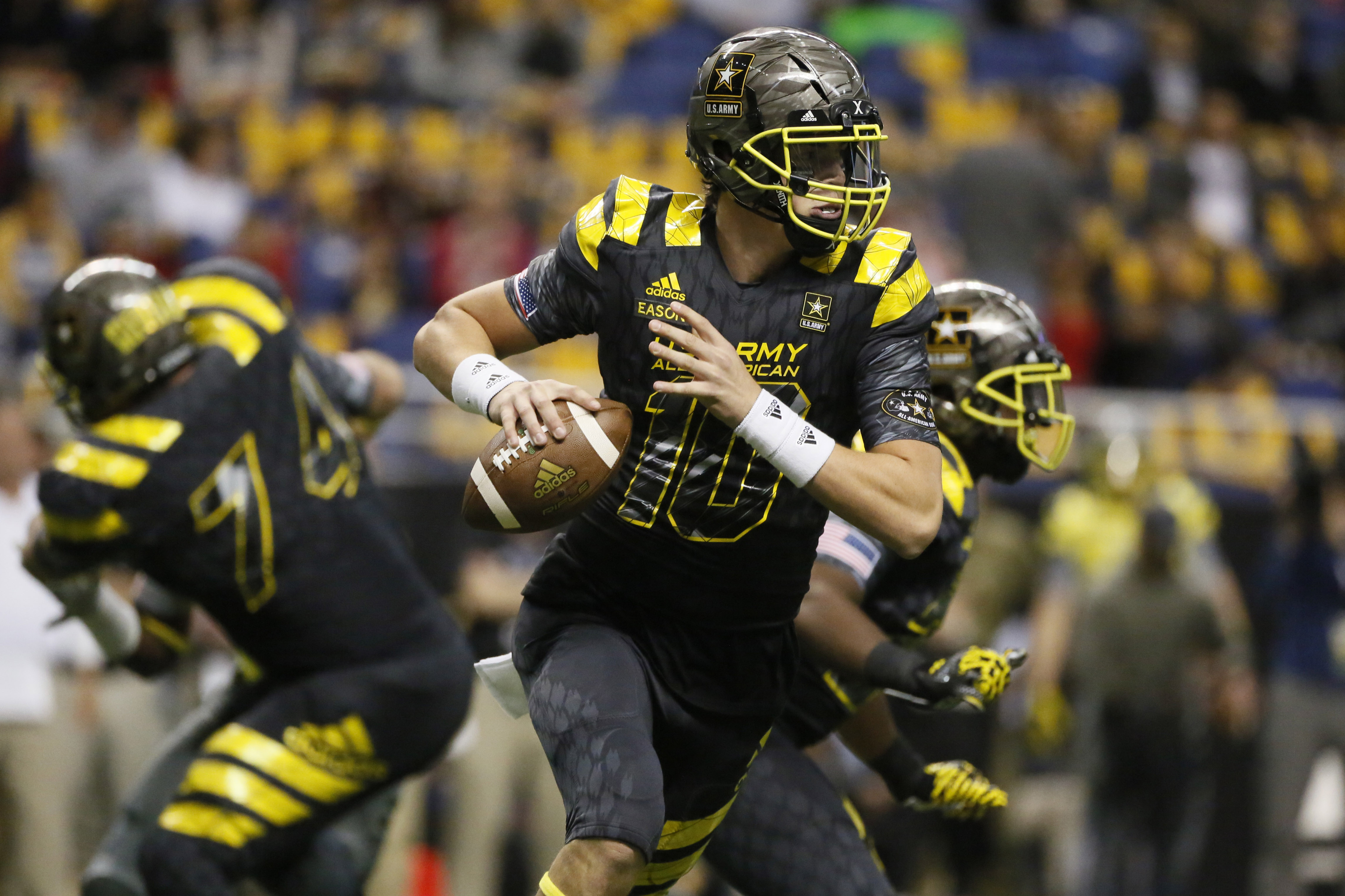 East quarterback Jacob Eason (10) looks to throw during the Army All-American Bowl (Photo: Soobum Im, USA TODAY Sports)