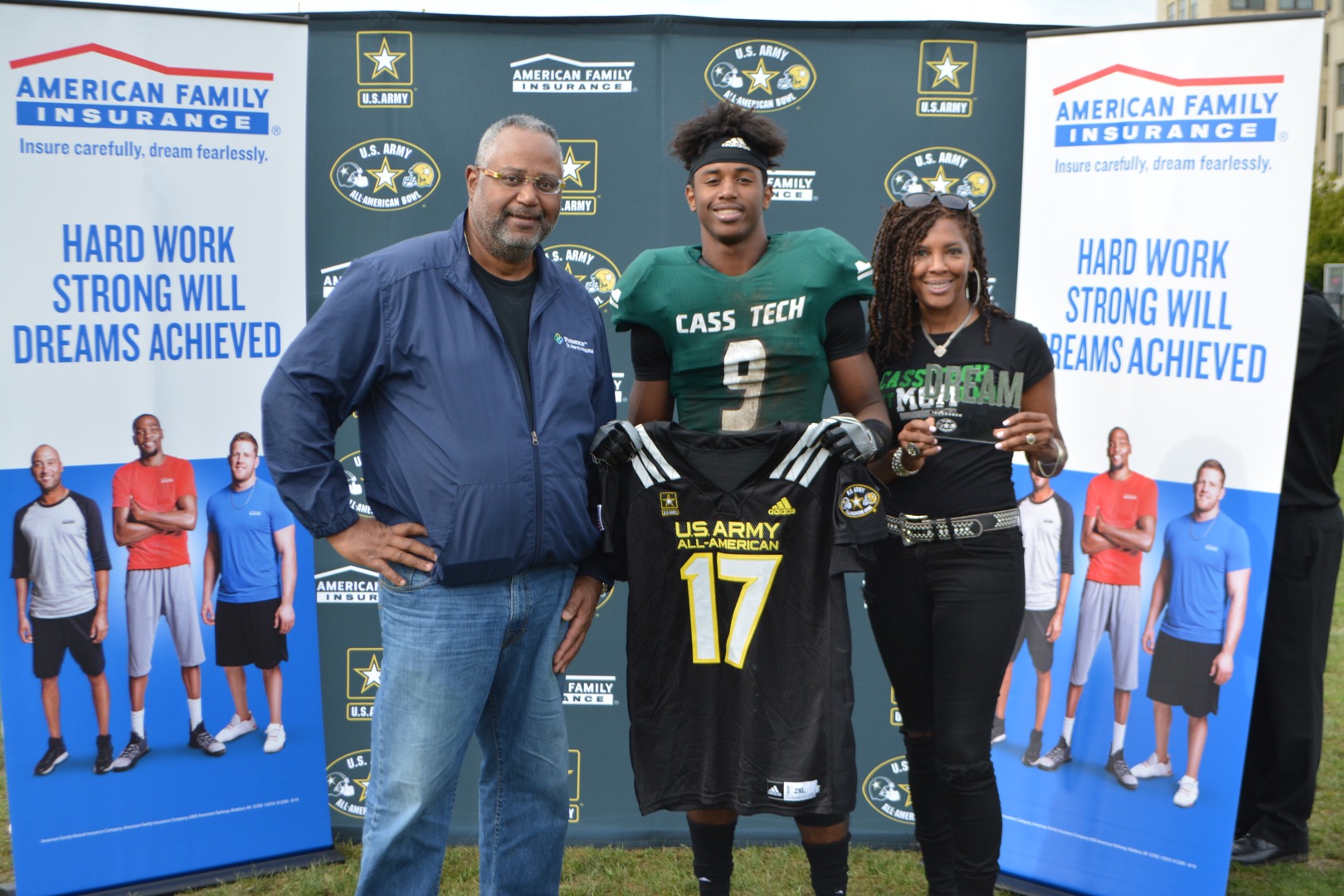 Donovan Peoples Jones accepts his Army Bowl jersey and presents his Dream Champion award to Eddie Jones and Roz Peoples (Photo: Army All-American Bowl)