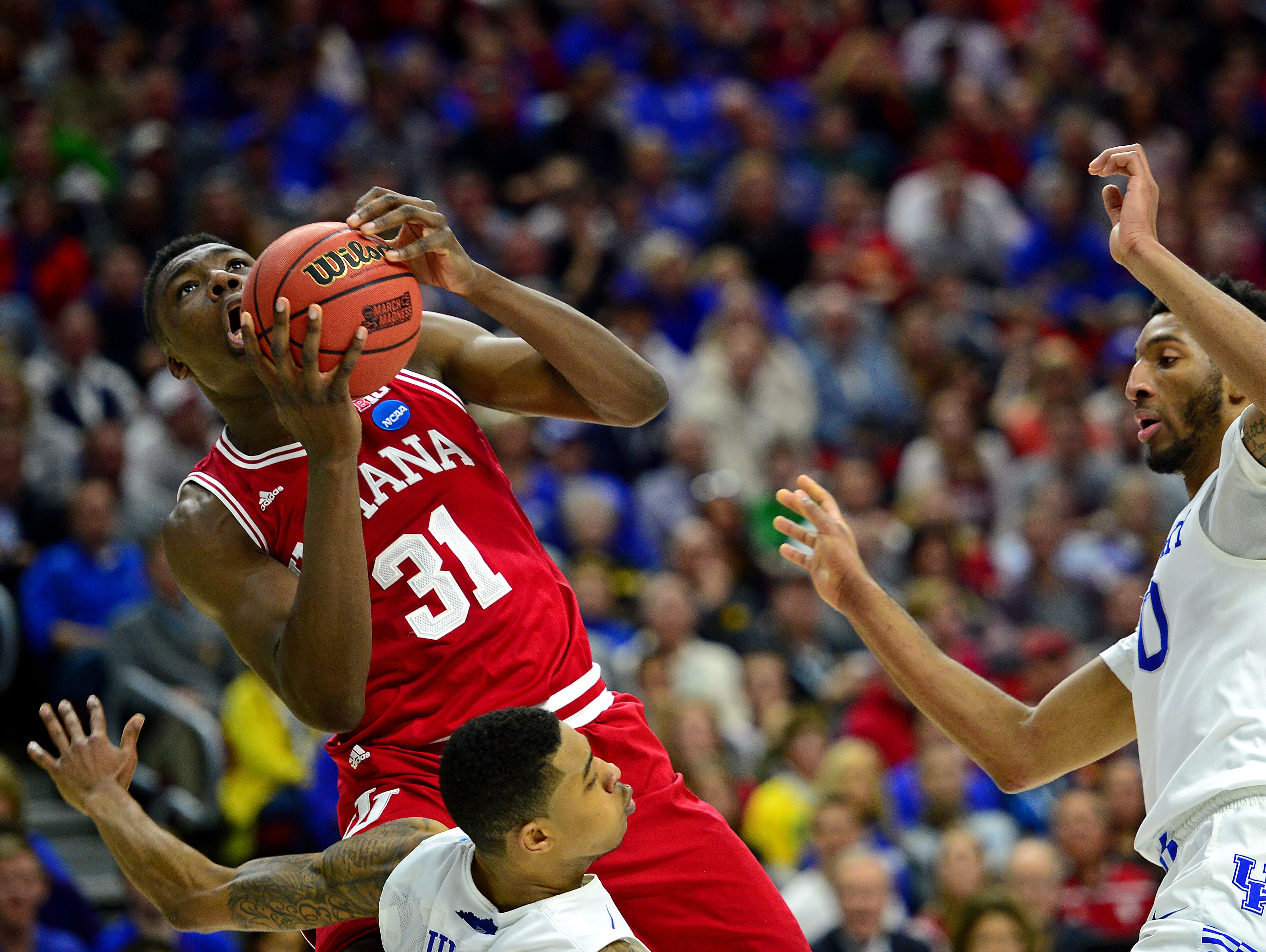 Indiana Hoosiers center Thomas Bryant (31) drives to the basket against Kentucky Wildcats guard Tyler Ulis (3) and forward Marcus Lee (00).