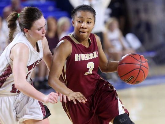 Riverdale junior Anastasia Hayes and her unbeaten team is No. 3 in the Super 25 girls basketball rankings.