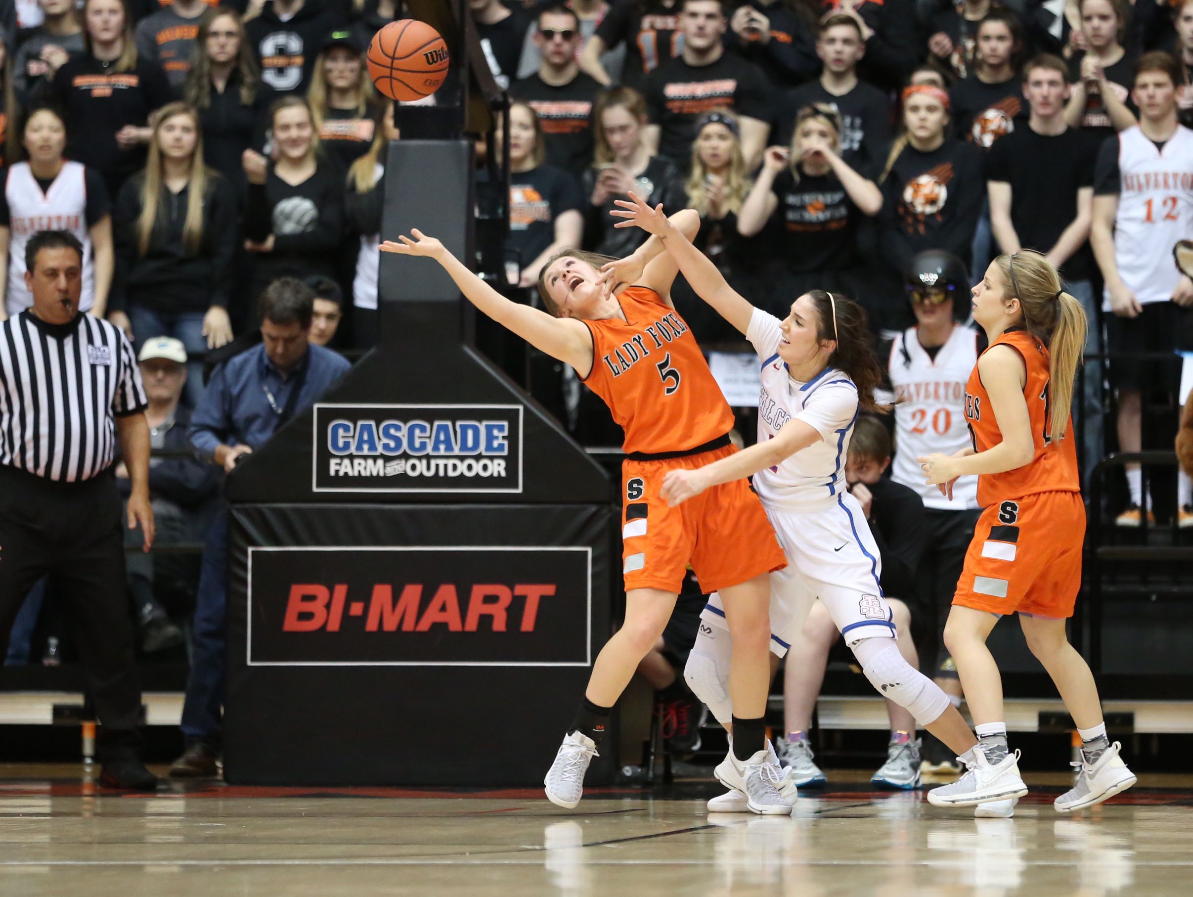 Silverton's Kayce McLaughlin and the Foxes fall to La Salle 42-28 in the OSAA Class 5A state championship on Friday, March 10, 2017, at Gill Coliseum in Corvallis.