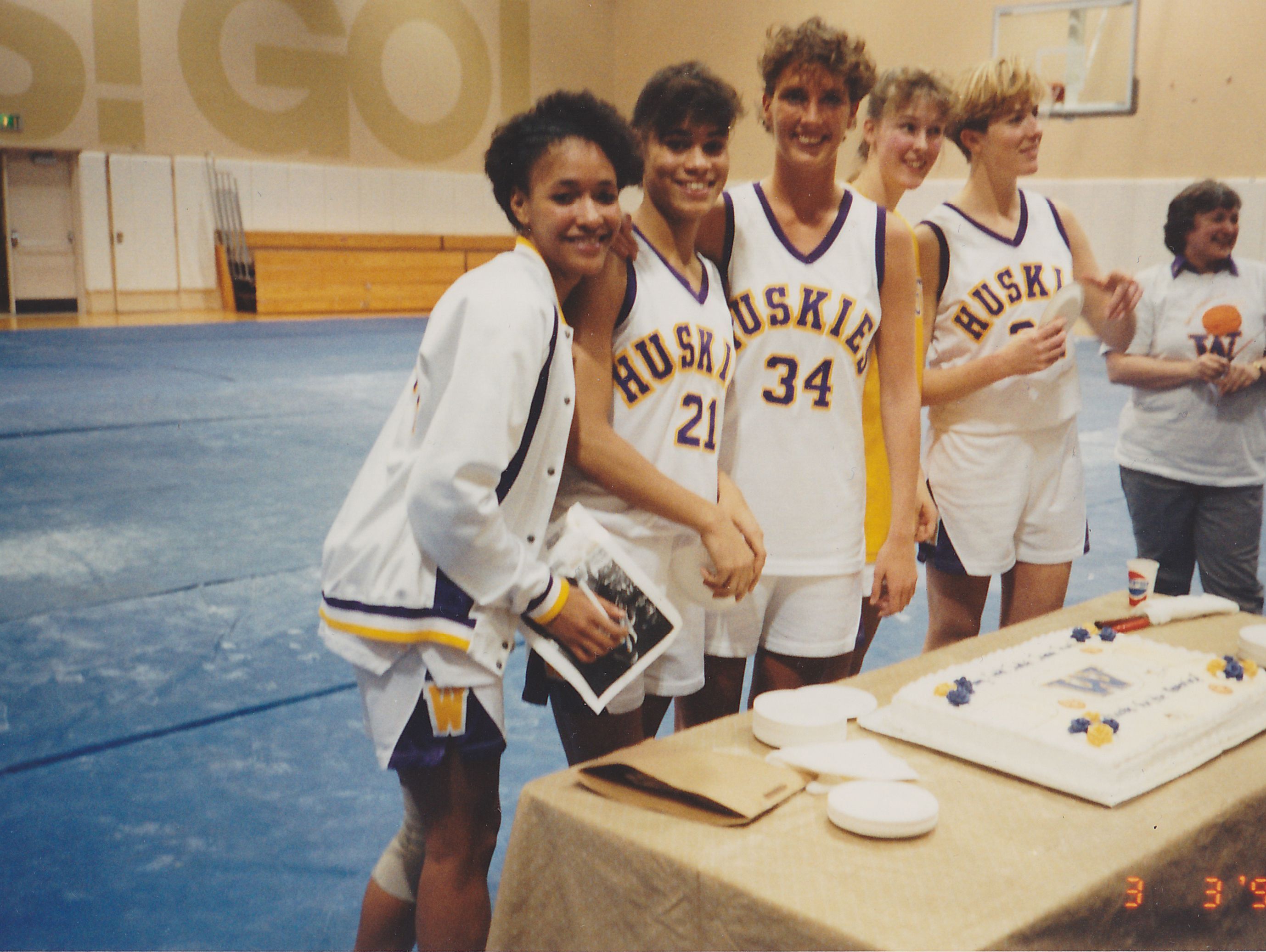 Amy Mickelson (34) and some of her teammates at Washington in March 1990.